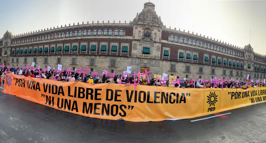 Mujeres marchan pidiendo el cese de la violencia en México