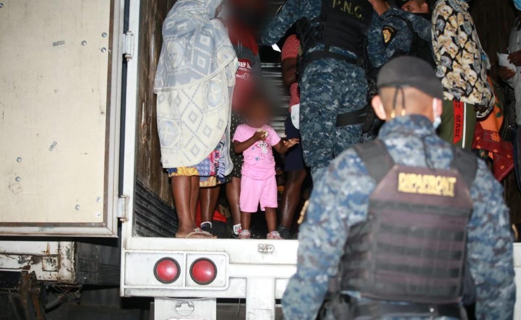 Rescatan a 54 migrantes haitianos que eran trasladados en un furgón