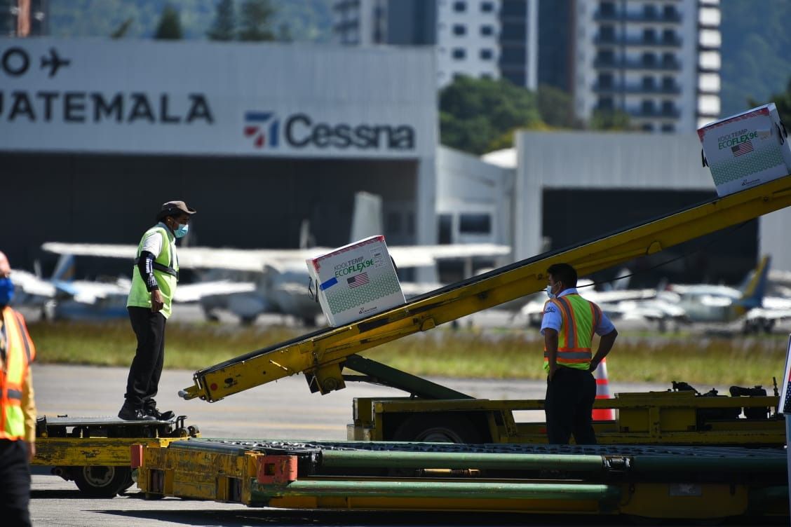 Guatemala recibe vacunas donadas por Estados Unidos