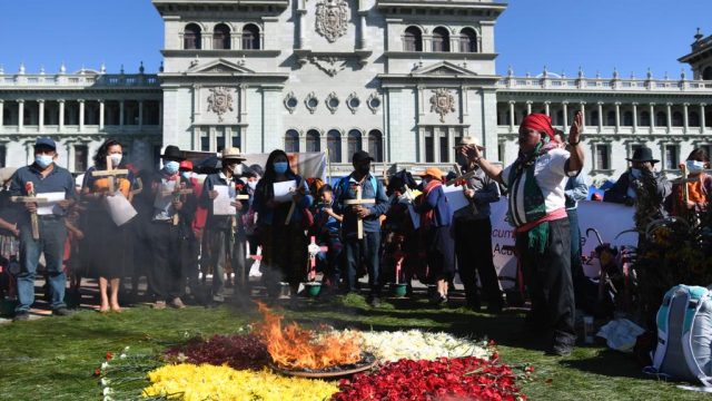 manifestación y ceremonia maya en plaza de la Constitución por 25 aniversario de la firma de acuerdos de paz