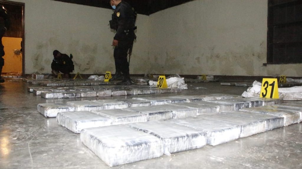 decomisan cocaína en aeronave en Sayaxché, Petén