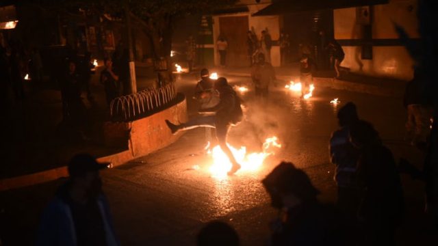 Tradicional juego de bolas de fuego en San Cristóbal Verapaz