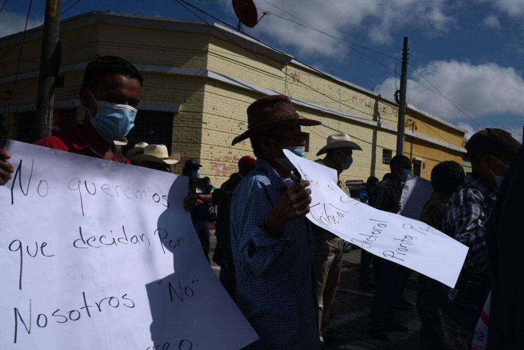 Pobladores de Guastatoya protestan frente al TSE contra el “acarreo” de votantes