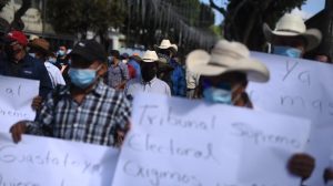 Pobladores de Guastatoya protestan frente al TSE contra el “acarreo” de votantes