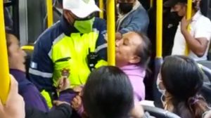 Mujer escupe a otra persona en el Transmetro