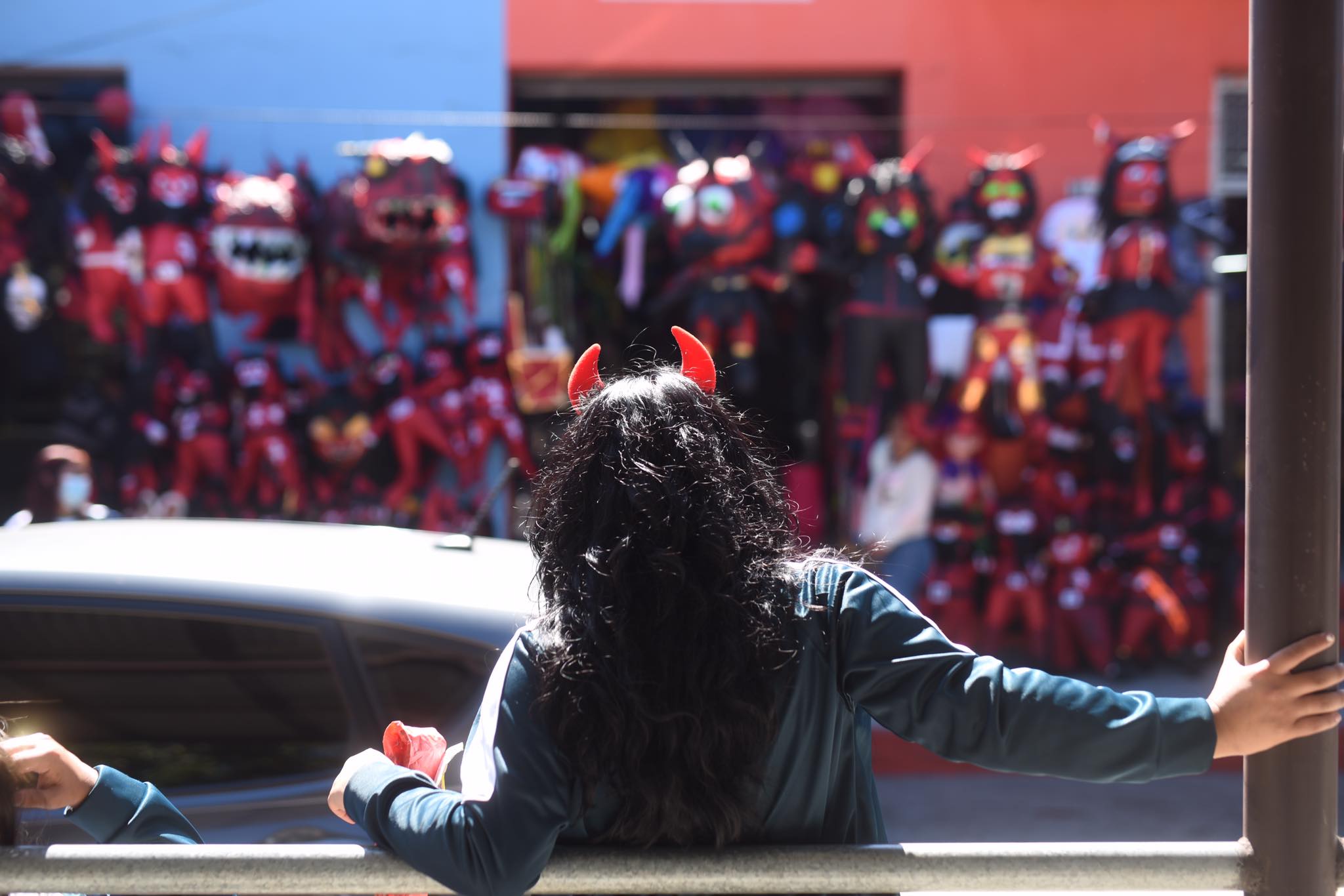 piñatas a la venta por la Quema del Diablo, 7 de diciembre