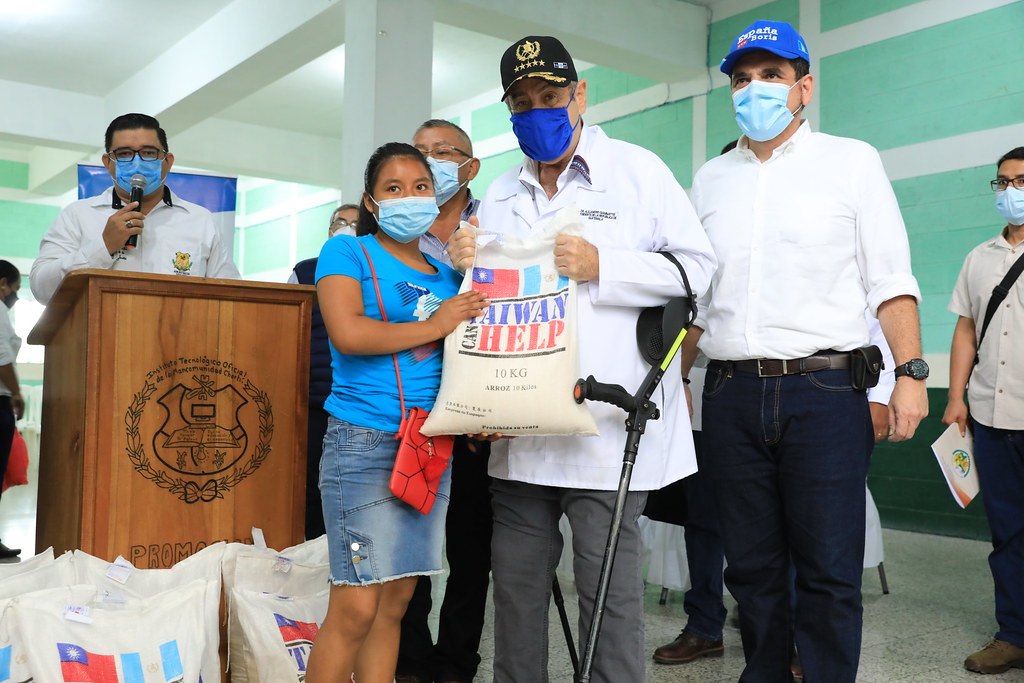 presidente Alejandro Giammattei en jornadas de vacunación en Chiquimula