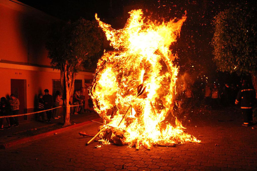 Tradicional quema del diablo en la colonia Arrivillaga, zona 5