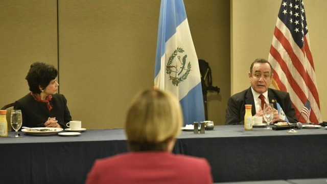 Presidente Alejandro Giammattei se reúne con directora del BID