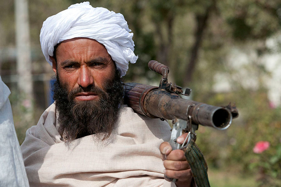 Talibanes mantienen prohibiciones a mujeres
