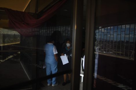Personal del hospital general San Juan de Dios recibe dosis de refuerzo contra Covid-19