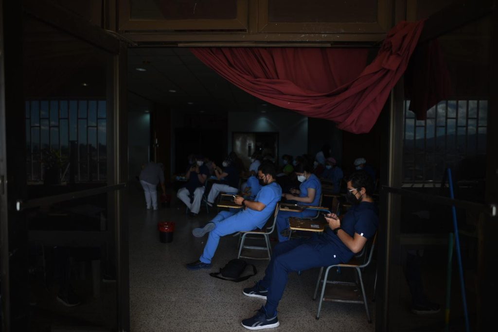 Personal del hospital general San Juan de Dios recibe dosis de refuerzo contra Covid-19