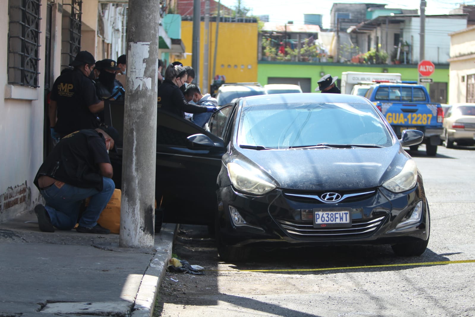 Inspeccionan vehículo que habría sido utilizado en tiroteo de la zona 6