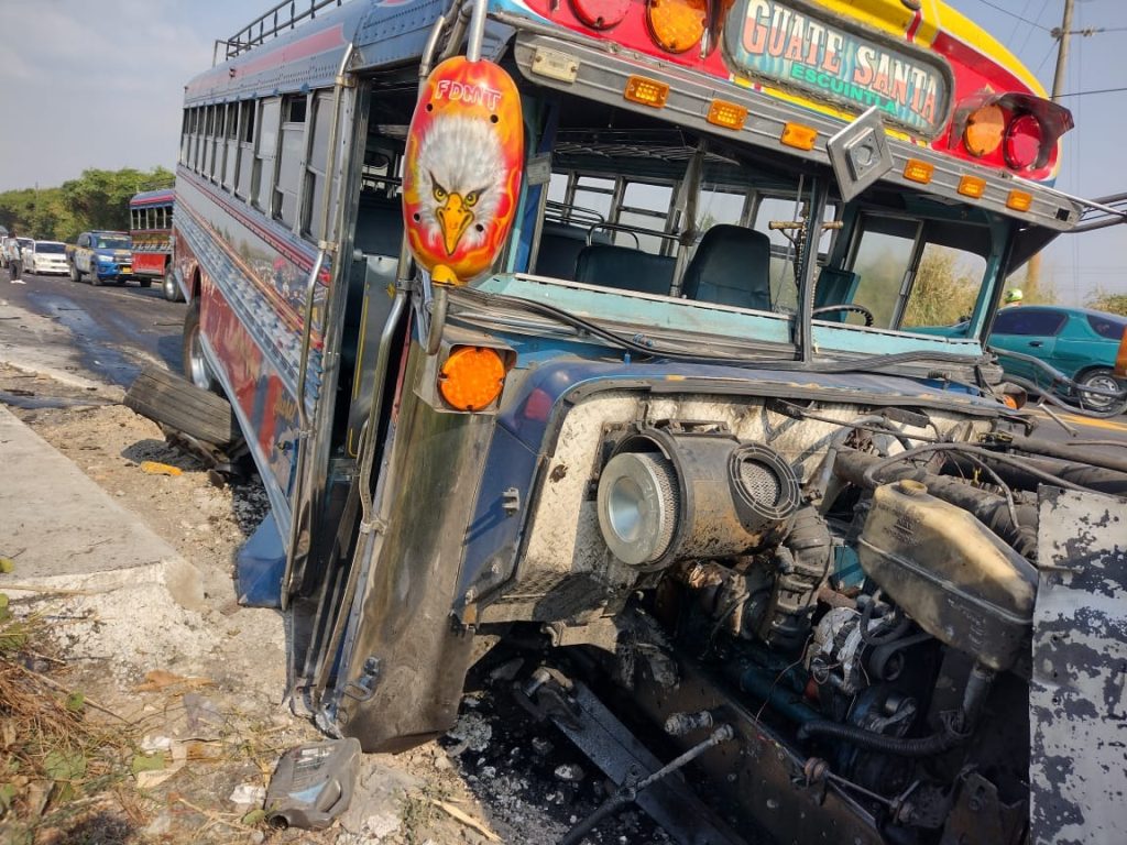 accidente de bus y carro en Escuintla
