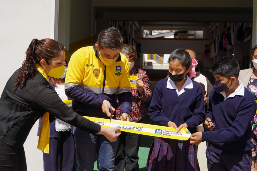 Alcalde Sebastián Siero entrega escuelas remozadas