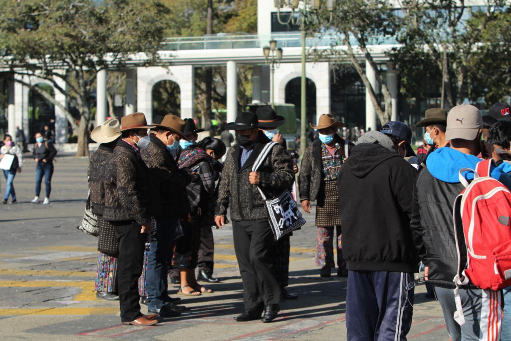 Autoridades y transportistas de Sololá y Totonicapán llegan a plaza de la Constitución