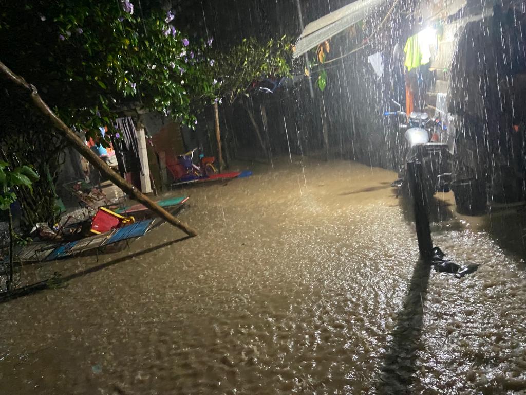 lluvias generan inundaciones en Izabal