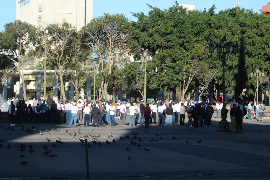Exmilitares se agrupan en plaza de la Constitución para realizar movilización