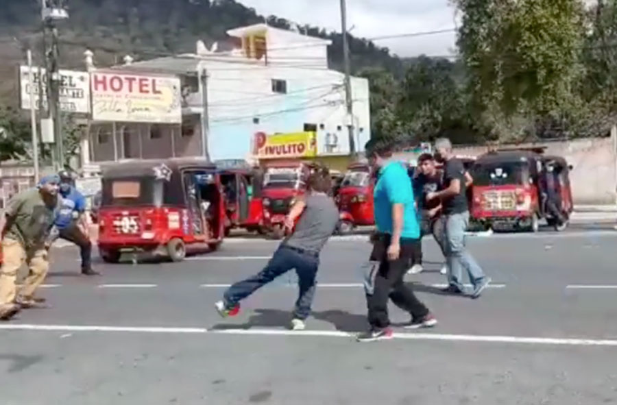 Conductores de tuk tuk juegan futbol mientras realizan bloqueo