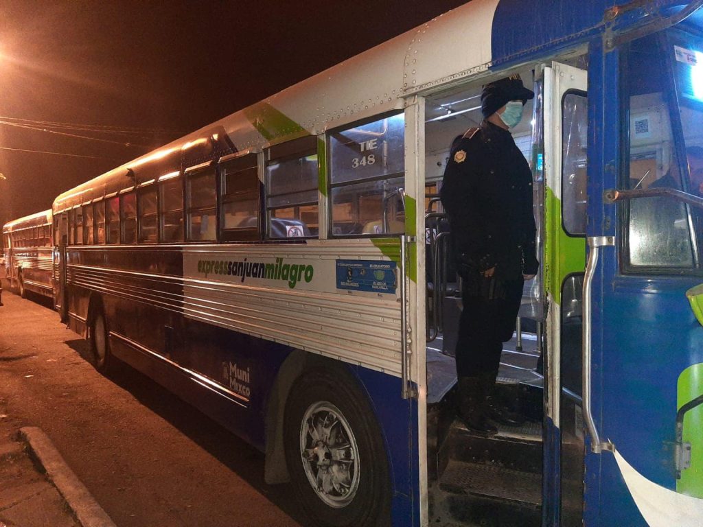 operativos contra extorsiones en buses de Mixco