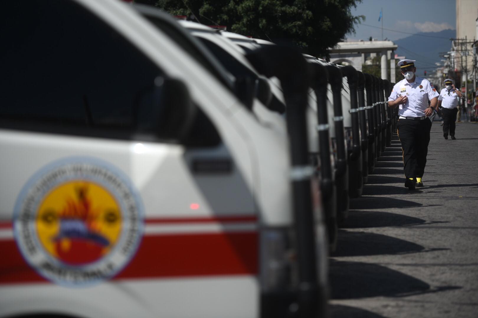 Bomberos Voluntarios reciben ambulancias y motobombas