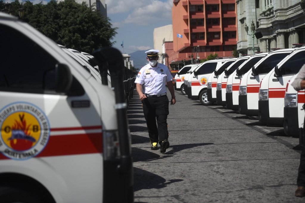 Bomberos Voluntarios reciben ambulancias y motobombas