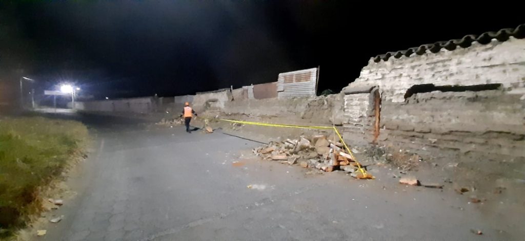 colapso parcial de muro perimetral en calle principal a comunidad El Rincón, Amatitlán, por sismo