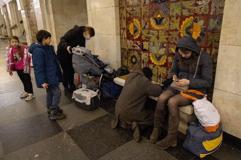 Cientos de ucranianos pasaron la noche refugiados en estaciones del metro