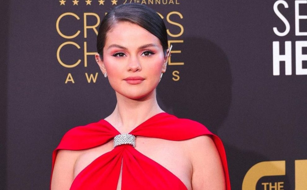 Selena Gómez deslumbra de rojo en la alfombra de los Critics Choice Awards
