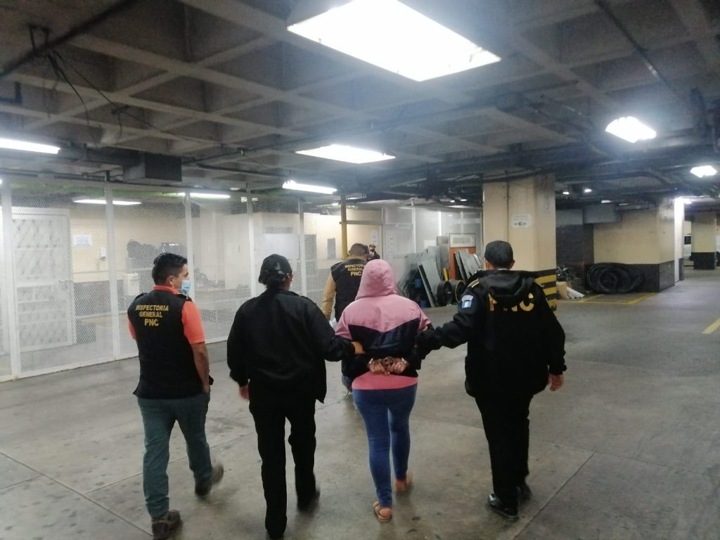 Agente PNC detenida por robo en aeropuerto La Aurora