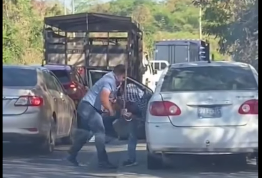 VIDEO Automovilista golpea brutalmente a adulto mayor con bastón