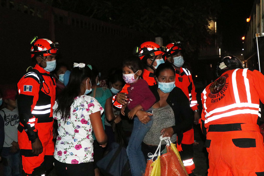 Pobladores de Yepocapa son evacuados por actividad del volcán de Fuego