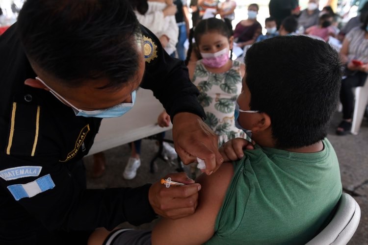 vacunación contra Covid-19 de niños en plaza de la Constitución