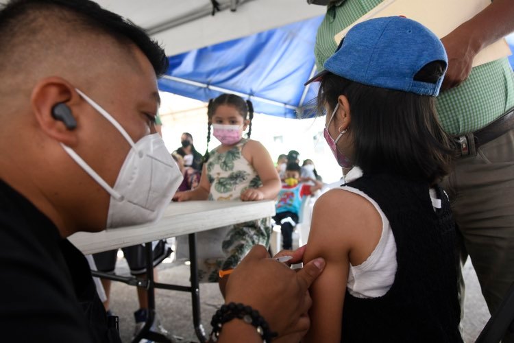 vacunación contra Covid-19 de niños en plaza de la Constitución