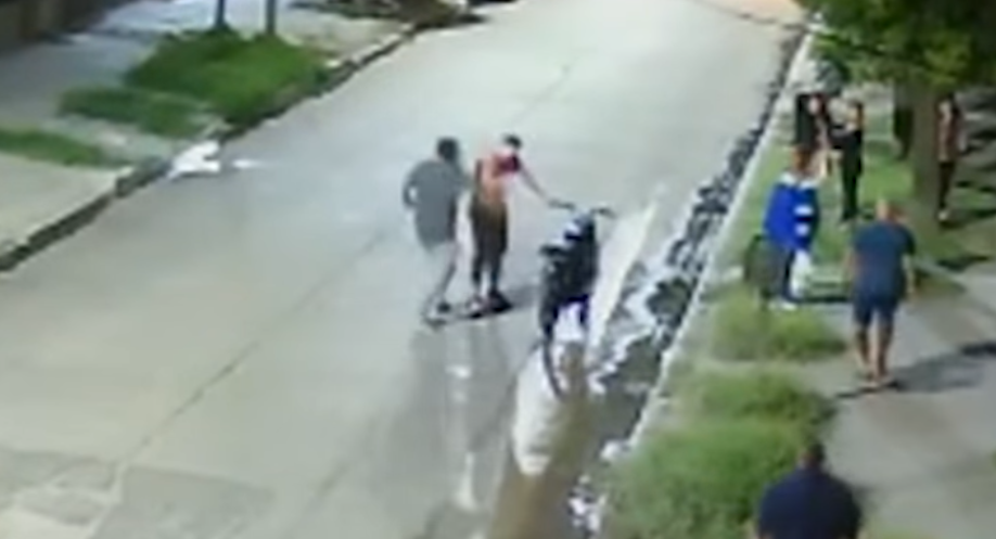 Vecinos golpean a motoladrón en Argentina