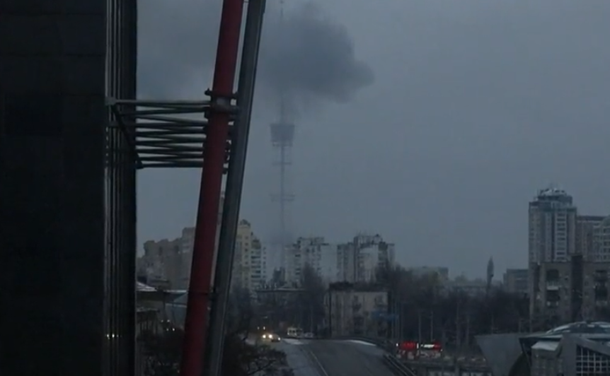 Rusia bombardea torre de televisión en Kiev