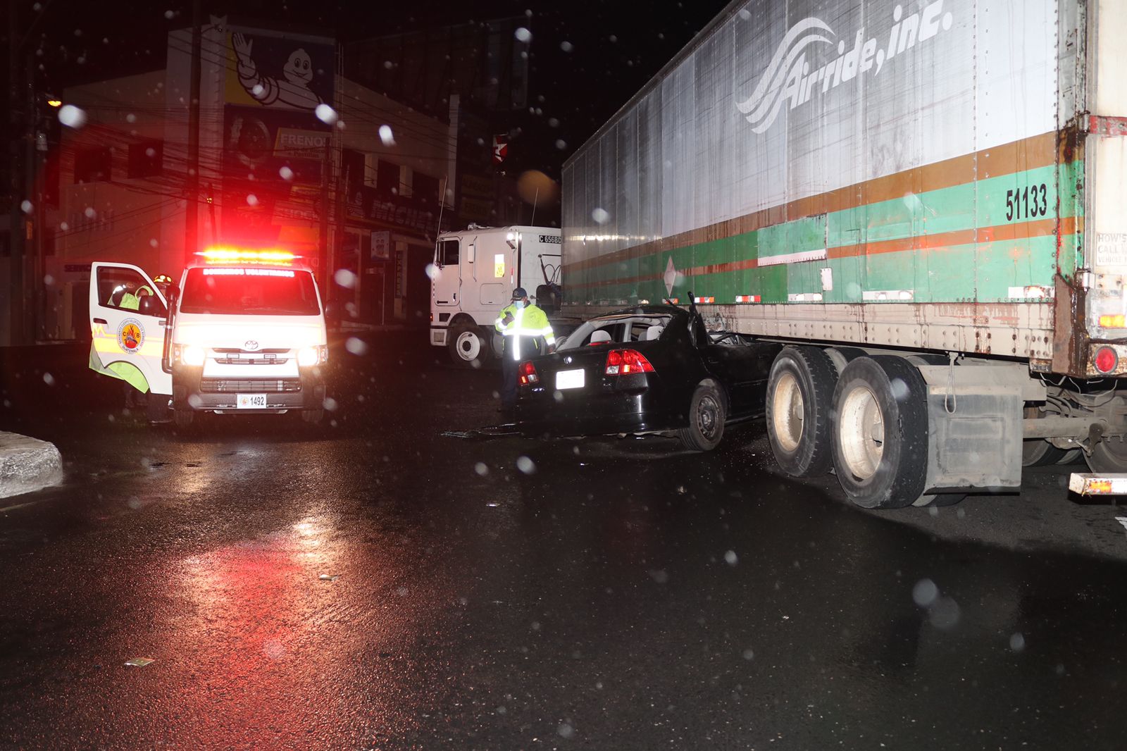 accidente de tráiler y carro en la calzada Roosevelt