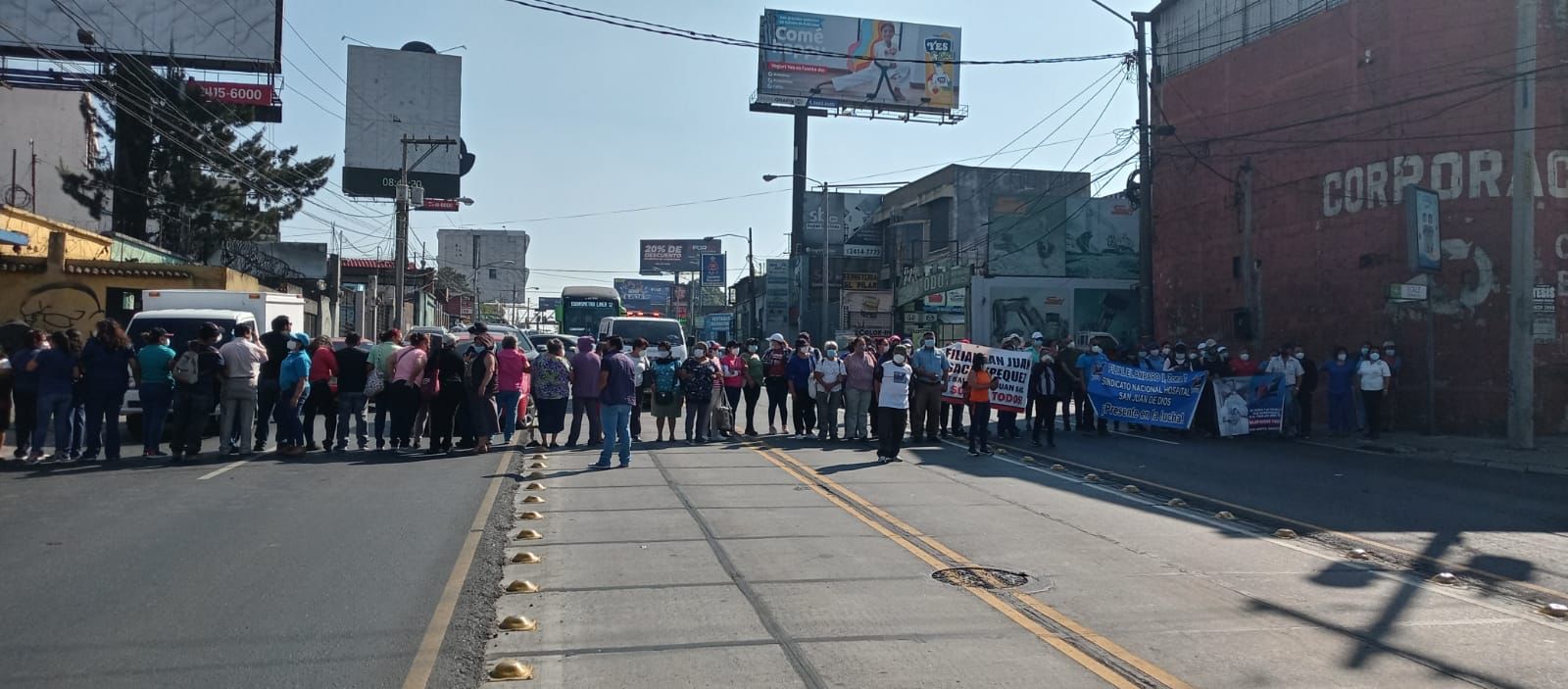 bloqueo de salubristas en la calzada Aguilar Batres