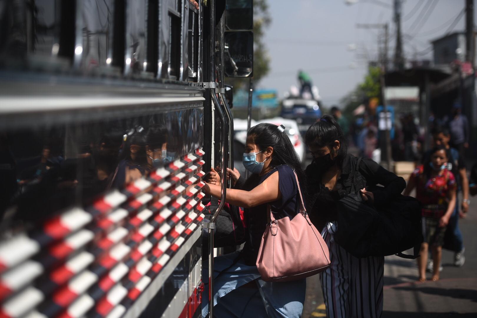 extremo de buses de la 41 calle zona 8 en Semana Santa