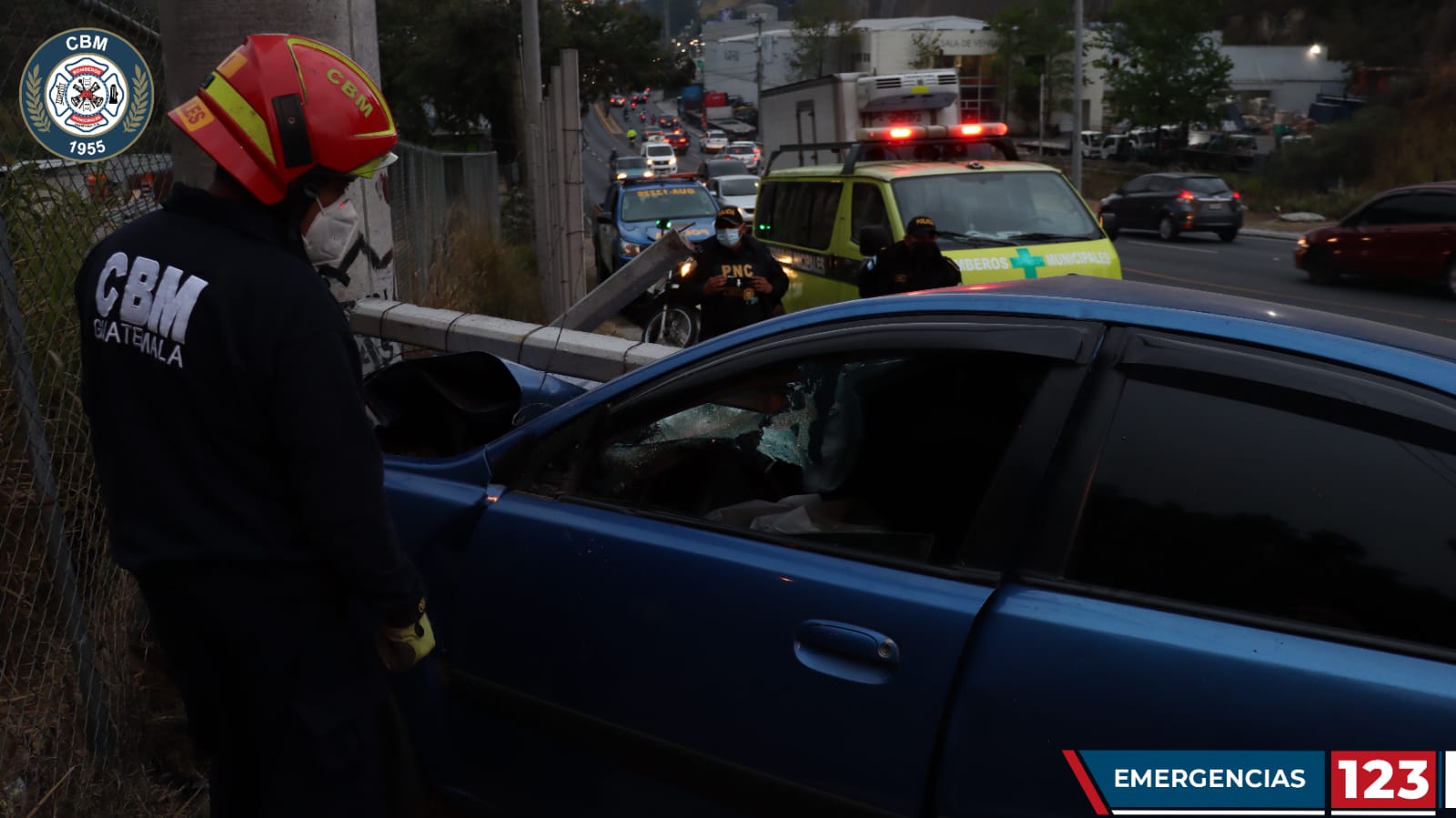 conductor de vehículo muere tras chocar contra poste en zona 17