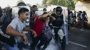 Caravana migrante se enfrenta con guardias en Chiapas