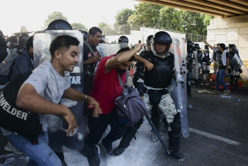 Caravana migrante se enfrenta con guardias en Chiapas