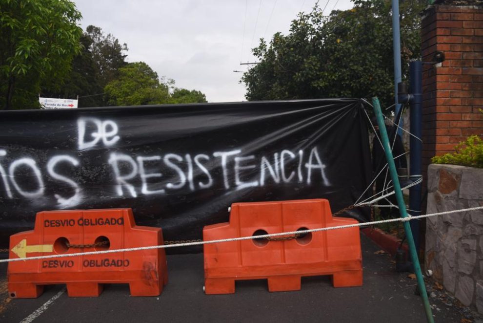 Estudiantes bloquean ingreso a las instalaciones de la Usac