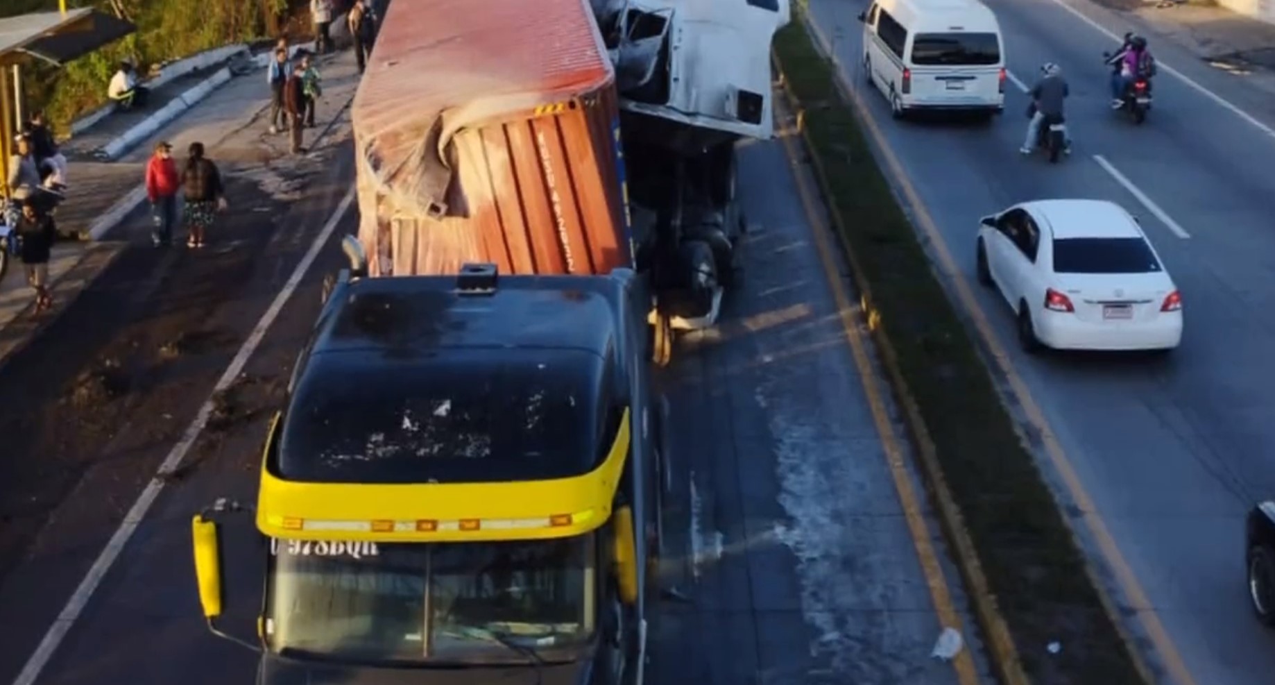 accidente de tráiler en Km. 13 ruta al Atlántico