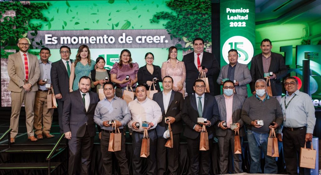 Banco Azteca Guatemala entrega reconocimientos