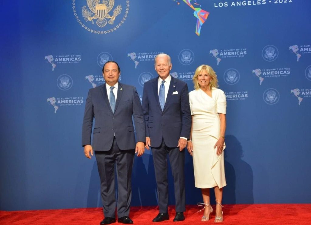 canciller de Guatemala saluda al presidente de Estados Unidos, Joe Biden