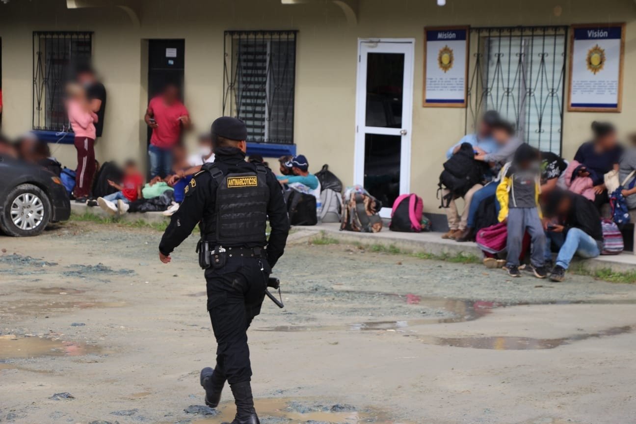 Capturan a ocho presuntos coyotes en Morales, Izabal