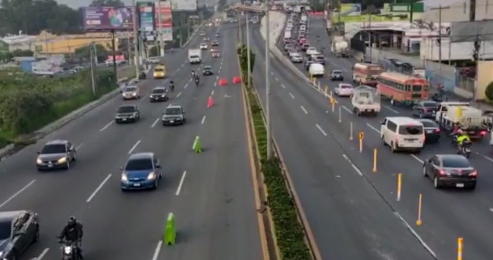 carril reversible en Km. 15 ruta al Pacífico por hundimiento