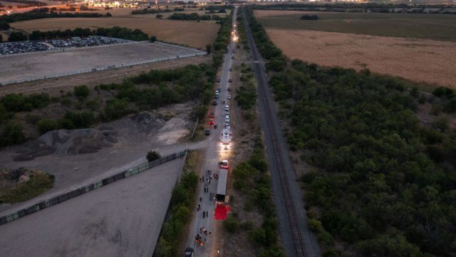 Migrantes hallados muertos en camión en San Antonio, Texas