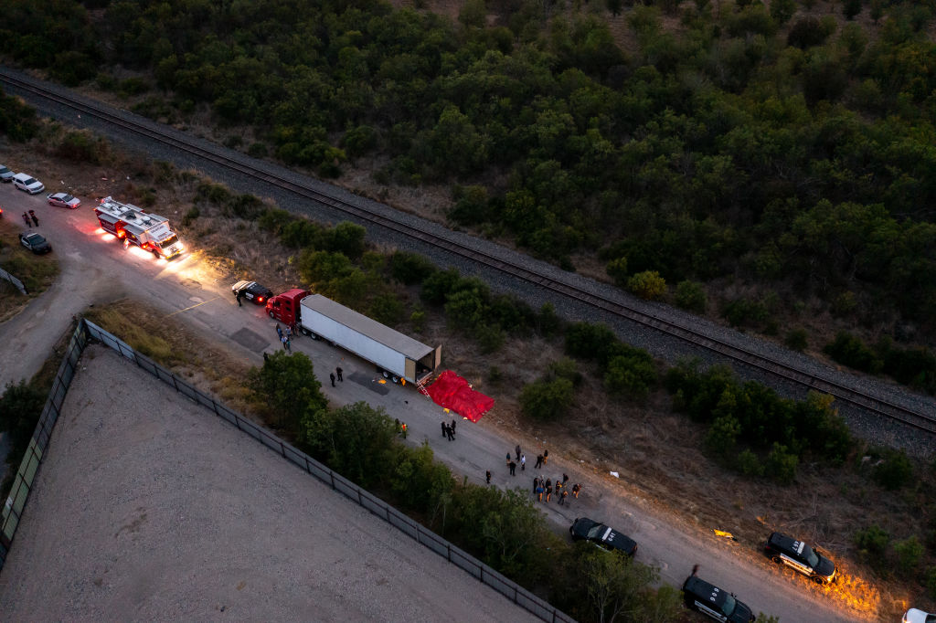 Migrantes hallados muertos en camión en San Antonio, Texas